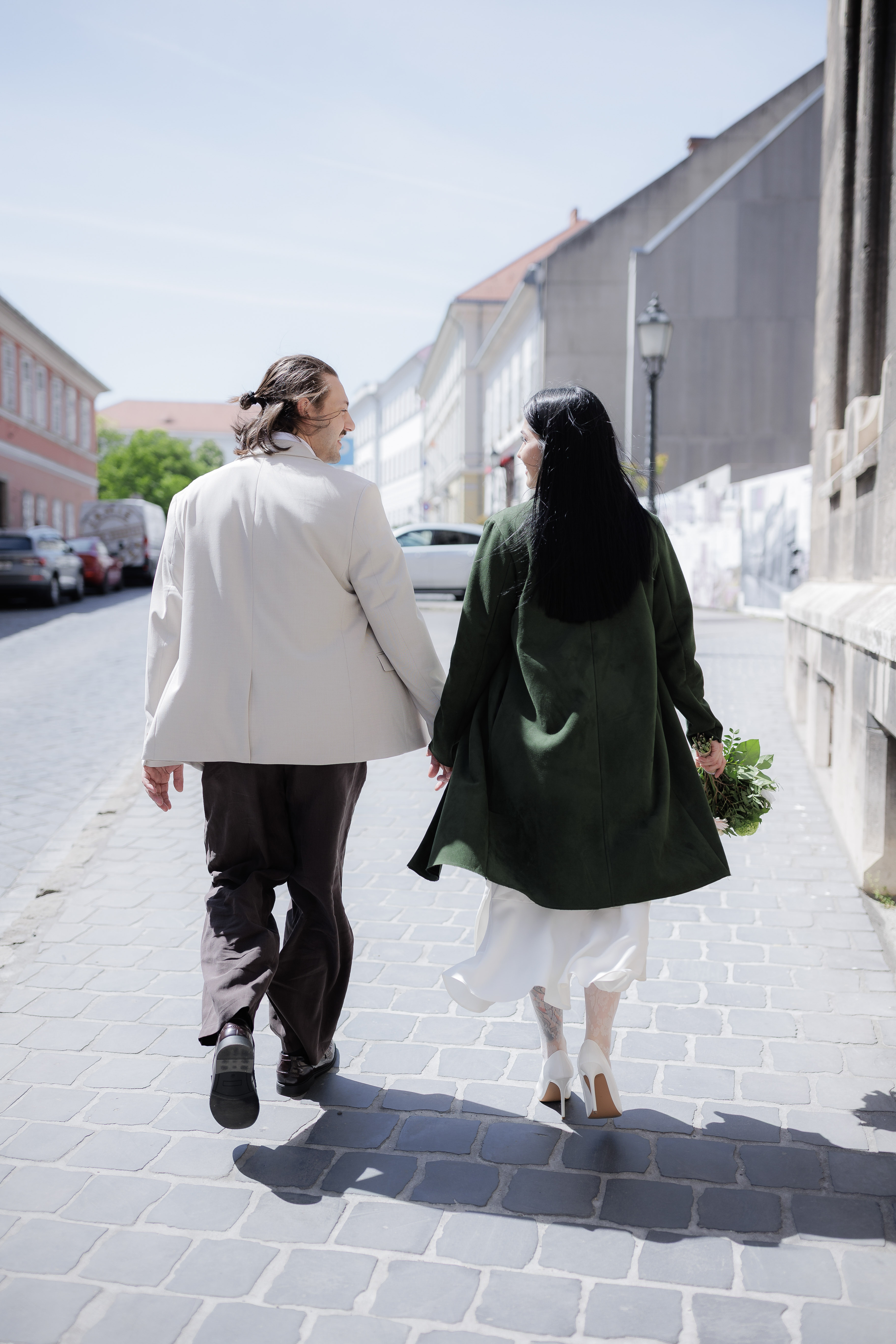 A pár sétál a macskaköves utcán